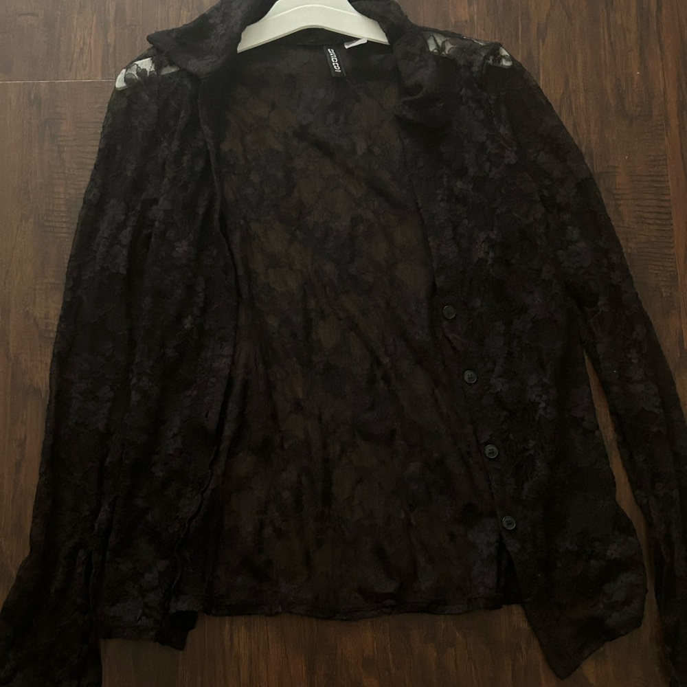 H& M black lace top
